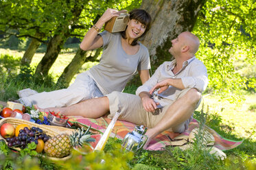 Ehepaar beim Picknick unter einem Baum - HHF01024