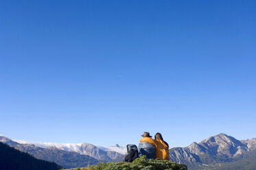 Couple in mountains, watching summits - HHF01109