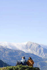 Couple in mountains, watching summits - HHF01108