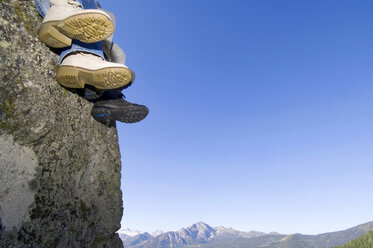 Mann und Frau sitzen auf einem Felsen, niedriger Ausschnitt, niedriger Blickwinkel - HHF01097