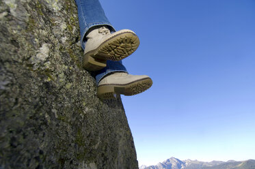 Woman sitting on rock, detail - HHF01096