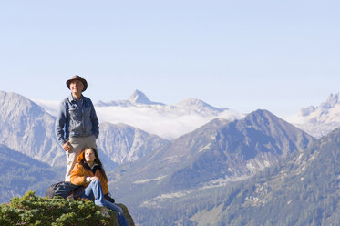 Couple in mountains, watching summits - HHF01094