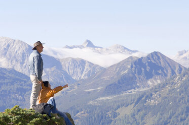 Couple in mountains, watching summits - HHF01093