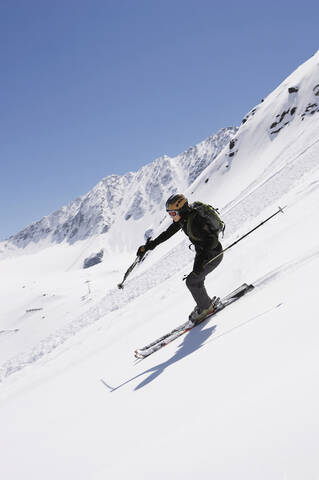 Österreich, Tirol, Person telemark skiing, lizenzfreies Stockfoto