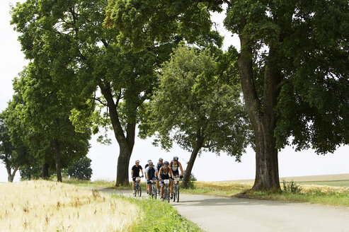 Deutschland, Bayern, Gruppe von Radfahrern - FFF00711