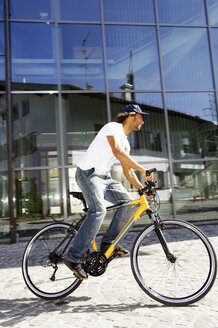 Deutschland, Bayern, Mann fährt Fahrrad, Seitenansicht - FFF00710