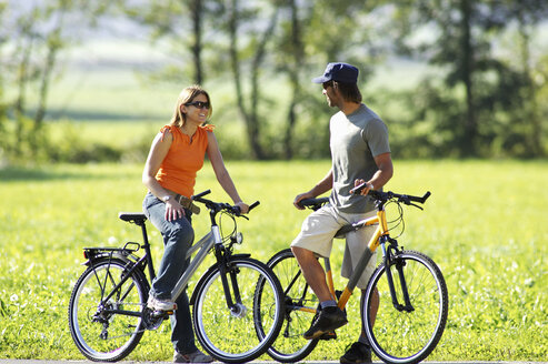 Deutschland, Bayern, Paar fährt Fahrrad - FFF00707