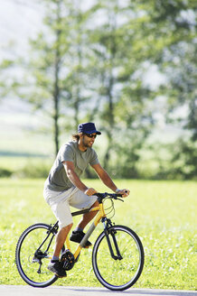 Deutschland, Bayern, Mann fährt Fahrrad, Seitenansicht - FFF00706