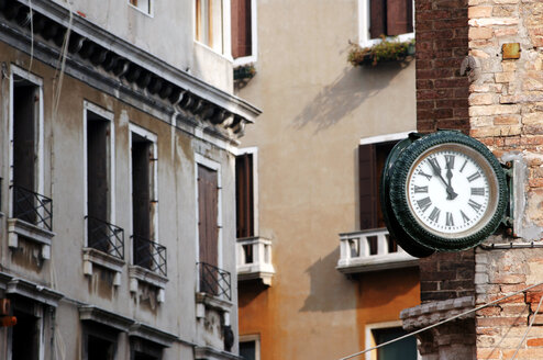 Italien, Venedig, Uhr und Gebäude - 00214LR-U