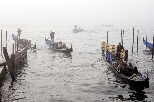 Italy, Venice, gondolas and gondoliers - 00191LR-U