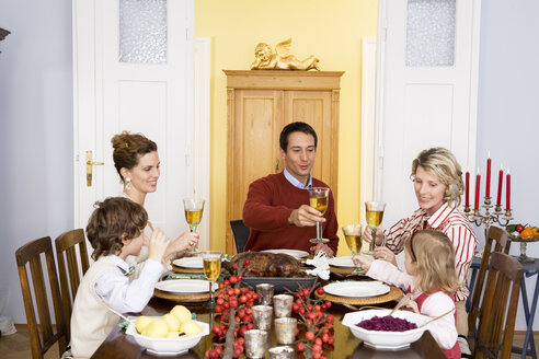 Familie beim Weihnachtsessen - WESTF04133