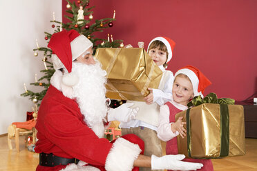 Kinder erhalten Geschenke vom Heiligen Nikolaus - WESTF04094