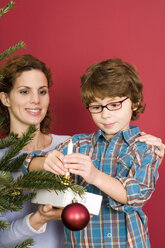 Mother and son (4-7) decorating Christmas tree, close-up - WESTF04001