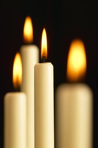 Brennende Kerzen, Nahaufnahme, lizenzfreies Stockfoto