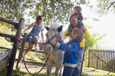 Familie mit Pony am Springbrunnen - HHF01225