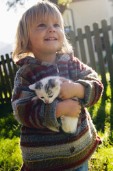Junge (4-5) hält Kätzchen, Porträt - HHF01219