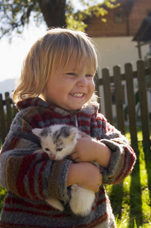 Boy (4-5) holding kitten, portrait - HHF01218