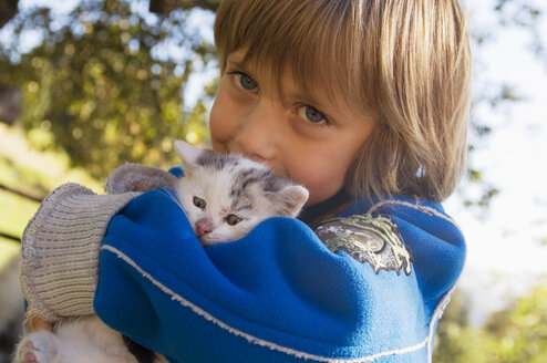 Boy (4-5) holding kitten, portrait - HHF01216