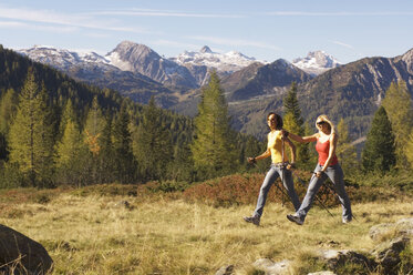 Zwei Frauen in den Bergen, Nordic Walking - HHF01196