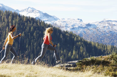 Zwei Frauen in den Bergen, Nordic Walking - HHF01194