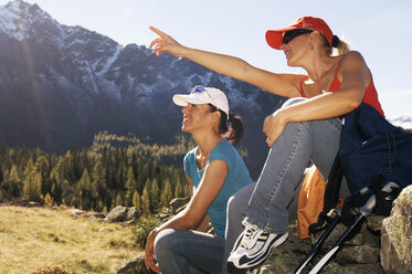 Two women in mountain, sitting on rock - HHF01191