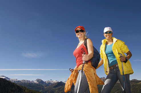 Zwei Frauen in den Bergen, Nordic Walking - HHF01181