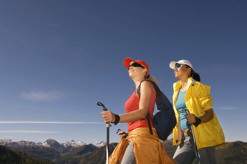 Zwei Frauen in den Bergen, Nordic Walking - HHF01180