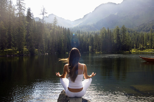 Frau übt Yoga am See, Rückansicht - HHF01147