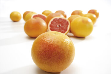 Ruby red grapefruits, close-up - 05697CS-U