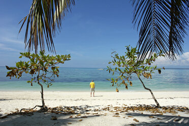 Philippinen, Visayas, Insel Malapascua, Mann steht am Strand - GNF00854