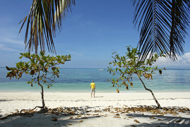 Philippinen, Visayas, Malapascua Island, man standing on beach - GNF00854