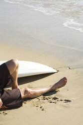 Spanien, Fuerteventura, Surfer beim Sonnenbaden - UKF00138