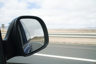 Spain, Fuerteventura, rear view mirror - UKF00130