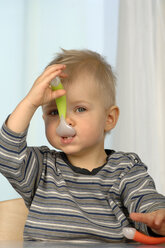 Boy (1-2) with spoon in mouth - CRF01098