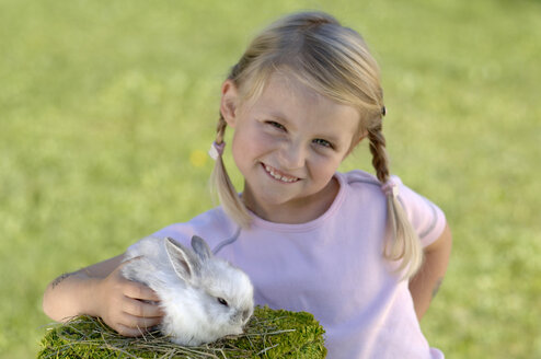 Mädchen hält Osterhase - CRF01082