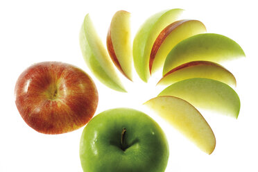 Sliced apple and whole fruit, close-up - 05859CS-U