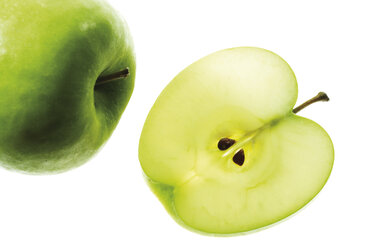 Aufgeschnittener Apfel und ganze Frucht, Nahaufnahme - 05857CS-U
