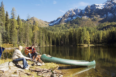 Junges Paar zeltet am See - WESTF04349