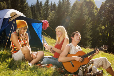 Drei junge Leute beim Picknick, Mann spielt Gitarre - WESTF04334