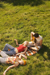 Drei junge Leute beim Picknick, Mann spielt Gitarre - WESTF04320