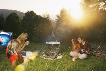 Junge Leute beim Picknick, Mann spielt Gitarre - WESTF04313