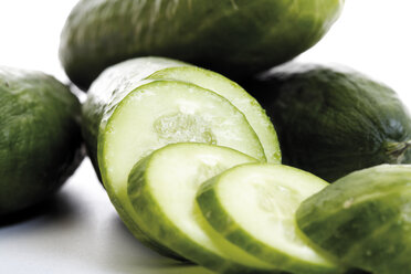 Sliced mini cucumber, close-up - 05918CS-U