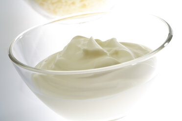 Creme fraiche in bowl, close-up - 05983CS-U