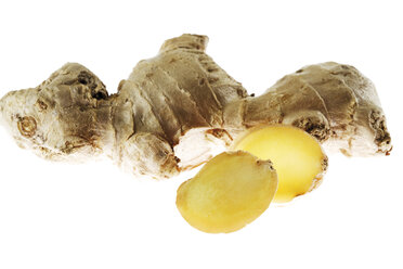 Ginger root, slices, close-up - 05977CS-U