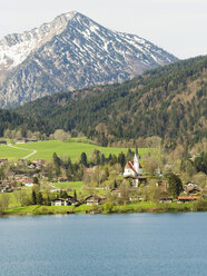 Germany, Bavaria, Tegernsee and mountains - KMF00666