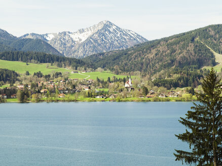 Germany, Bavaria, Tegernsee and mountains - KMF00665