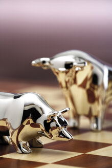 Bull and bear figurine on chessboard, close-up - 06029CS-U
