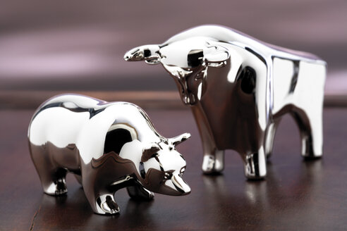 Bull and bear figurine, close-up - 06028CS-U