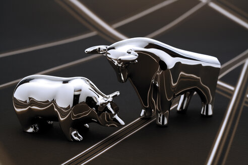 Bull and bear figurines, close-up - 06022CS-U