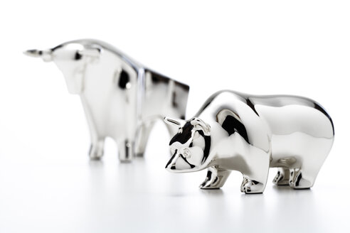 Bull and bear figurines, close-up - 06021CS-U